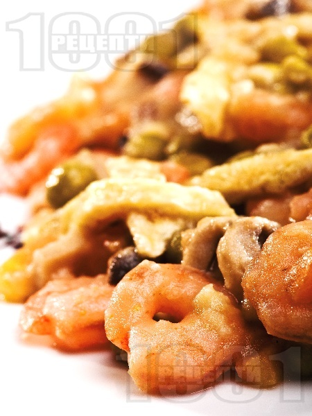 Пържени дребни скариди пане в белтък и картофено пюре на прах по китайски с грах, моркови и сушени черни гъби - снимка на рецептата